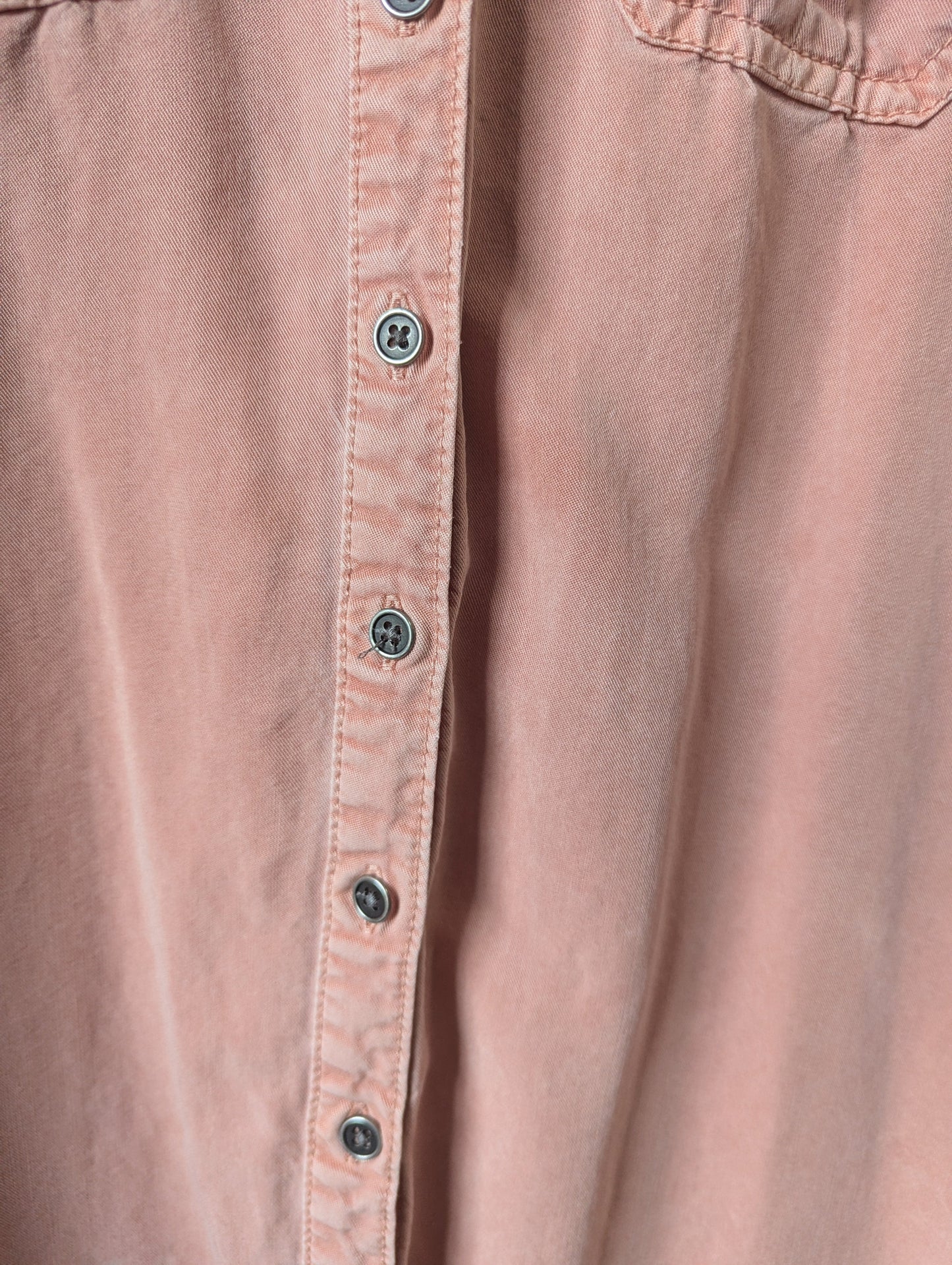 Detailed view of the adjustable button-tab roll sleeves on the pink Parasuco Lyocell shirt dress