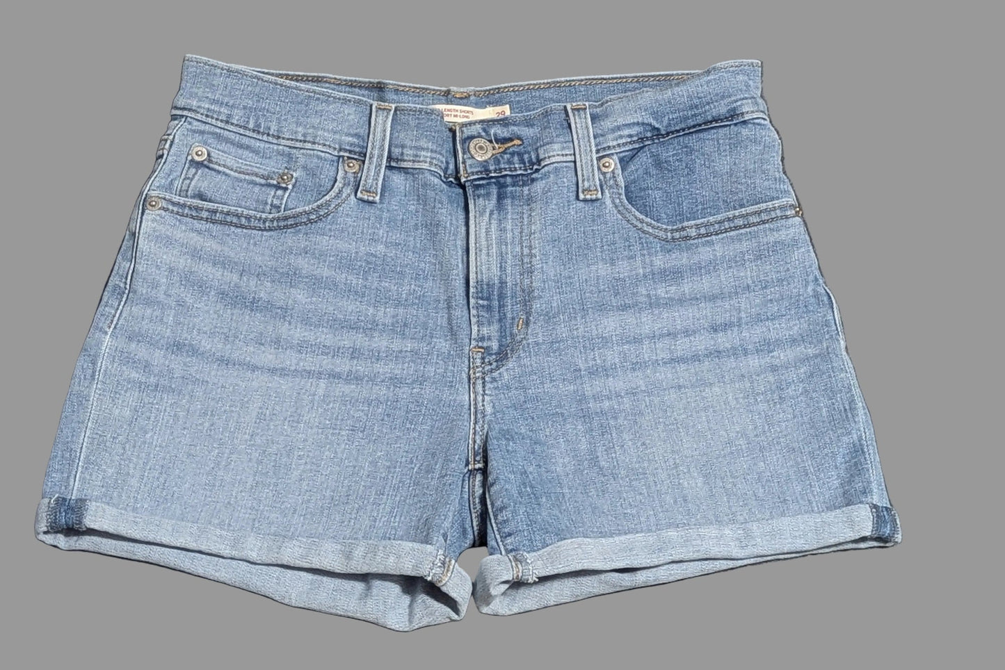 levis-light-wash-mid-length-denim-shorts-90s-casual-coastal-cowgirl-summer-style.jpg