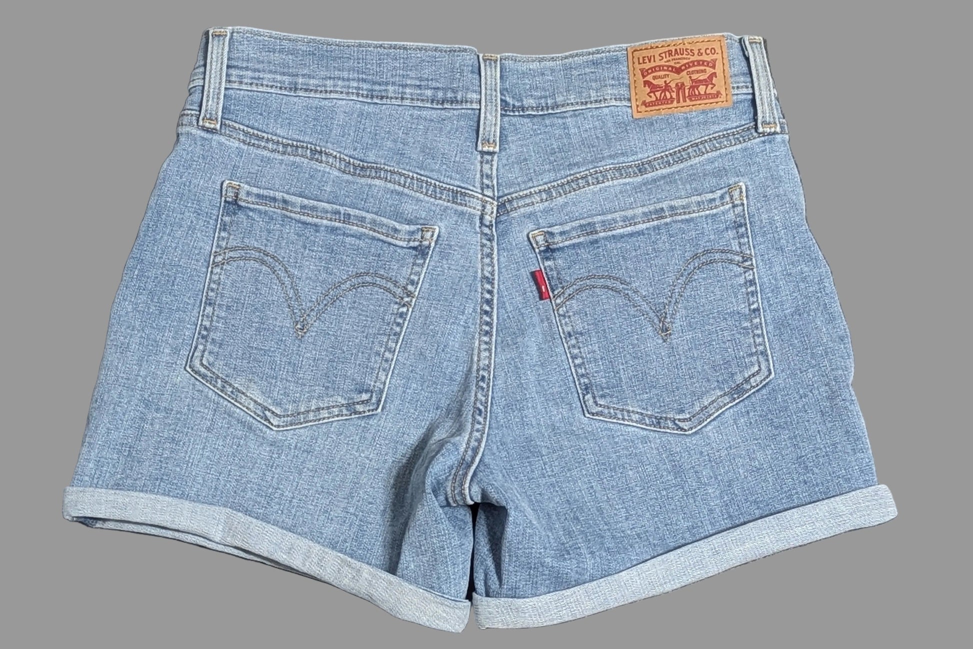 levis-light-wash-mid-length-denim-shorts-90s-casual-coastal-cowgirl-summer-style-rear.