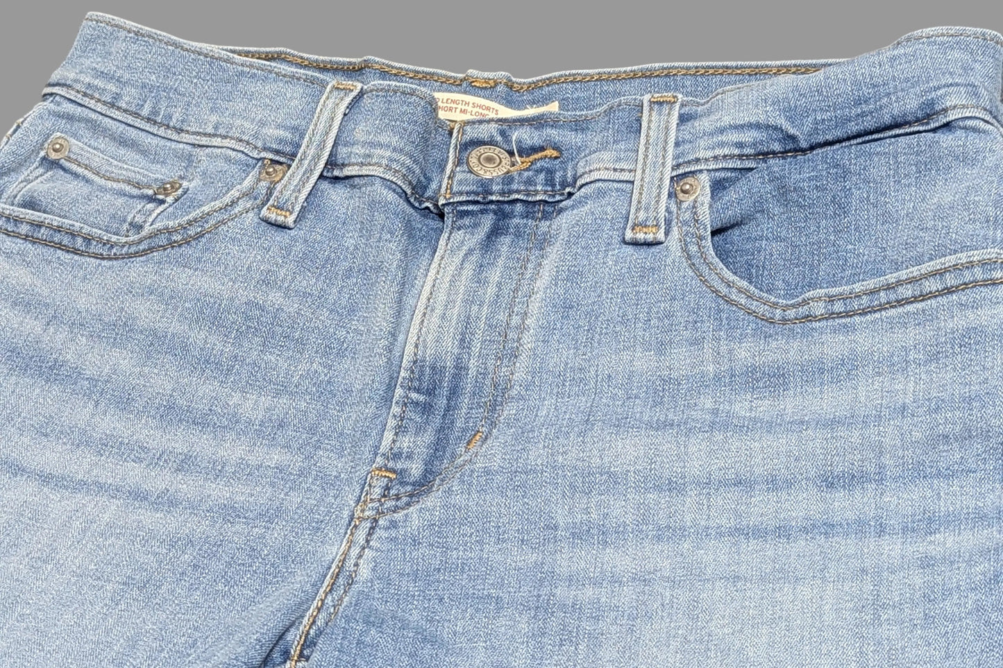 levis-light-wash-mid-length-denim-shorts-90s-casual-coastal-cowgirl-summer-style.jpg