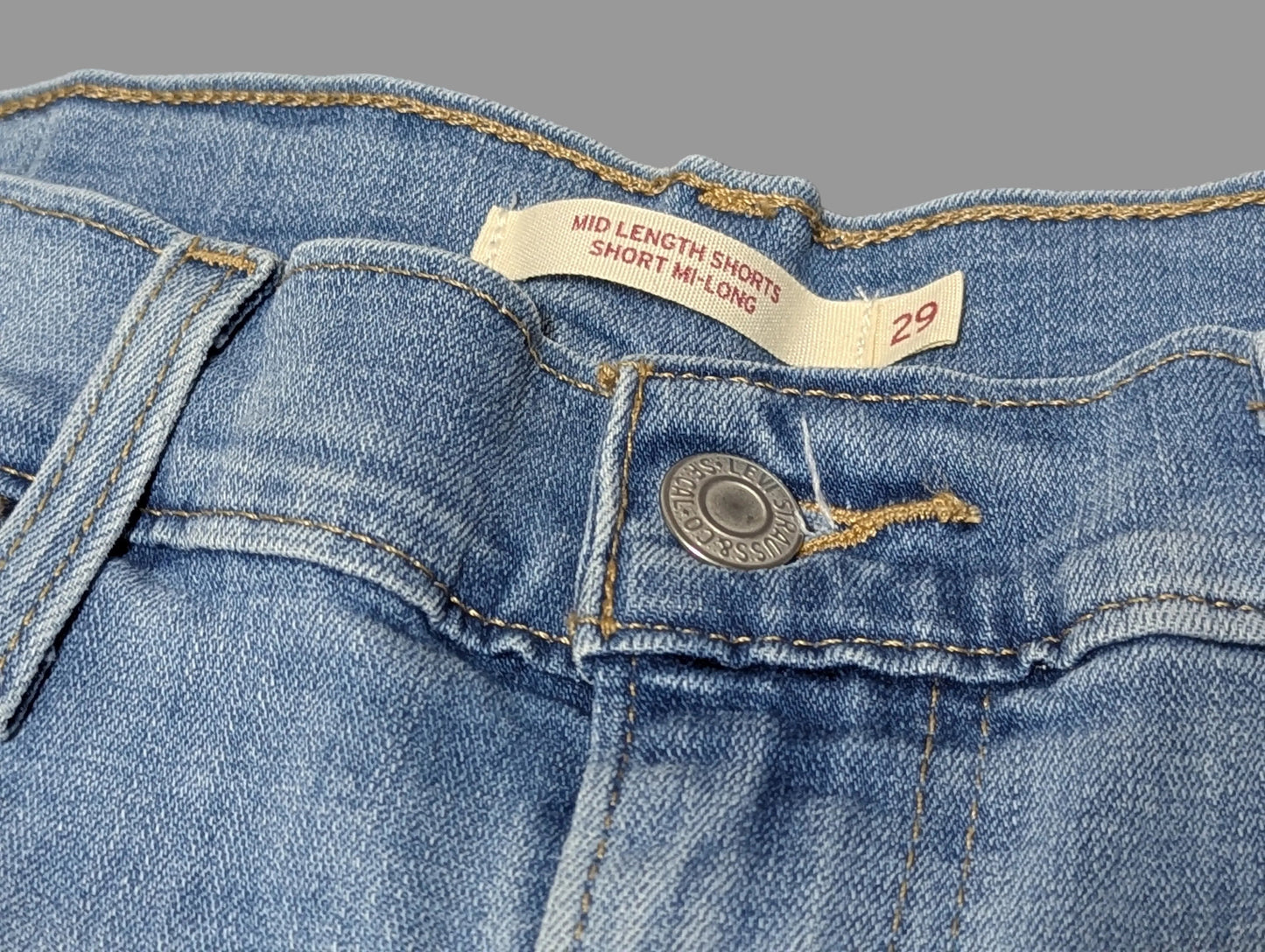 levis-light-wash-mid-length-denim-shorts-90s-casual-coastal-cowgirl-summer-style.jpg