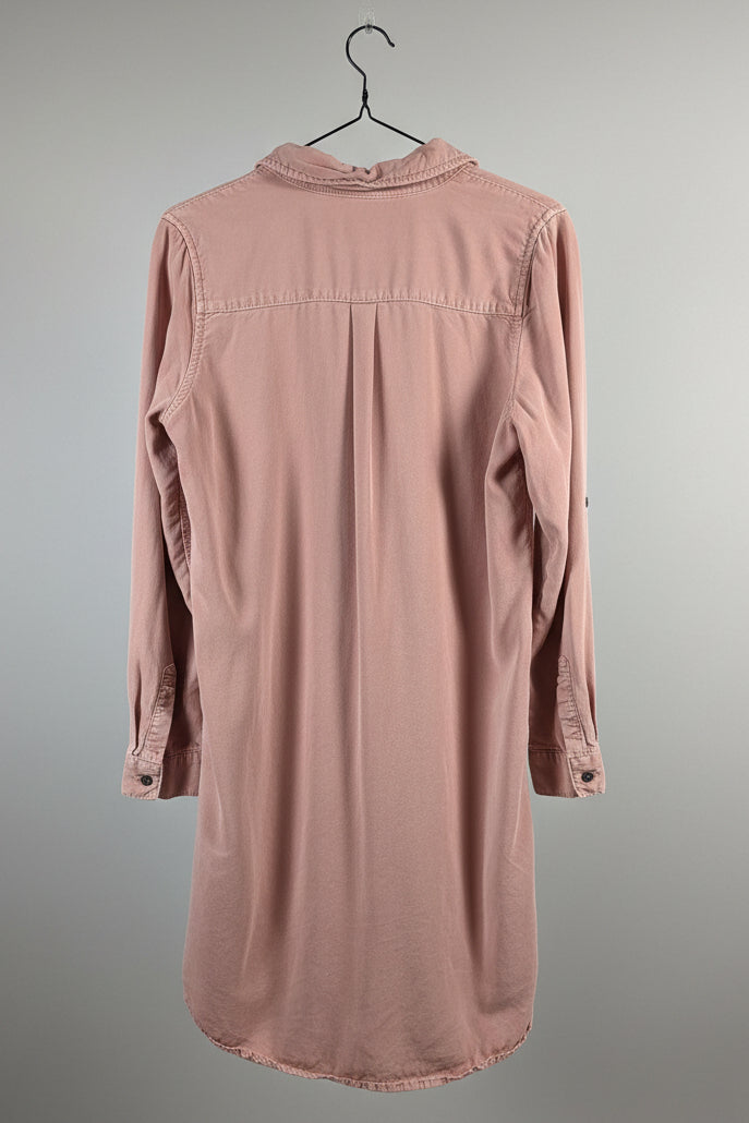 Back view of the relaxed fit Parasuco salmon pink midi dress showcasing the clean waist drape and longline hem.